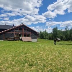 Großes Außengelände von Haus Hallingdal in Norwegen für aktive Jugendgruppen.