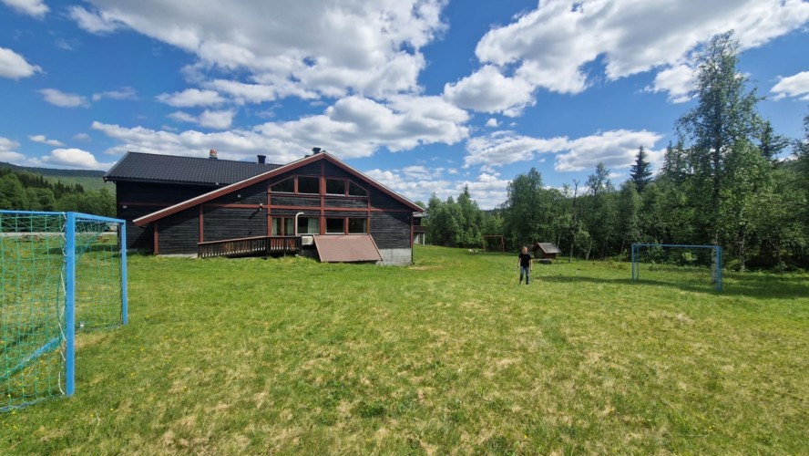 Großes Außengelände von Haus Hallingdal in Norwegen für aktive Jugendgruppen.