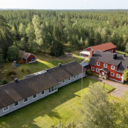 Schwedisches Freizeithaus Hälleberga in der Natur.