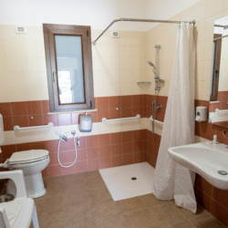 Badezimmer in der barrierefreien Ferienanlange Kikki Village auf Sizilien/Italien für Menschen mit Behinderung und Personen im Rollstuhl