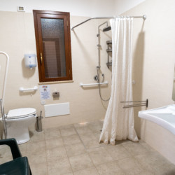 Badezimmer in der barrierefreien Ferienanlange Kikki Village auf Sizilien/Italien für Menschen mit Behinderung und Personen im Rollstuhl