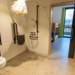 Das Bad im Appartement ist barrierefrei, Dusche und WC verfügen über Haltegriffe.