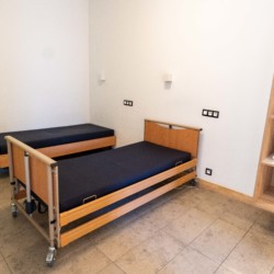 Eines der zwei Schlafzimmer pro Appartement ist mit einem Pflegebett ausgestattet.