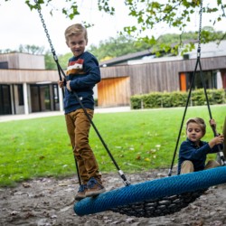 Der Spielplatz am Haus hat sogar eine Nestschaukel.