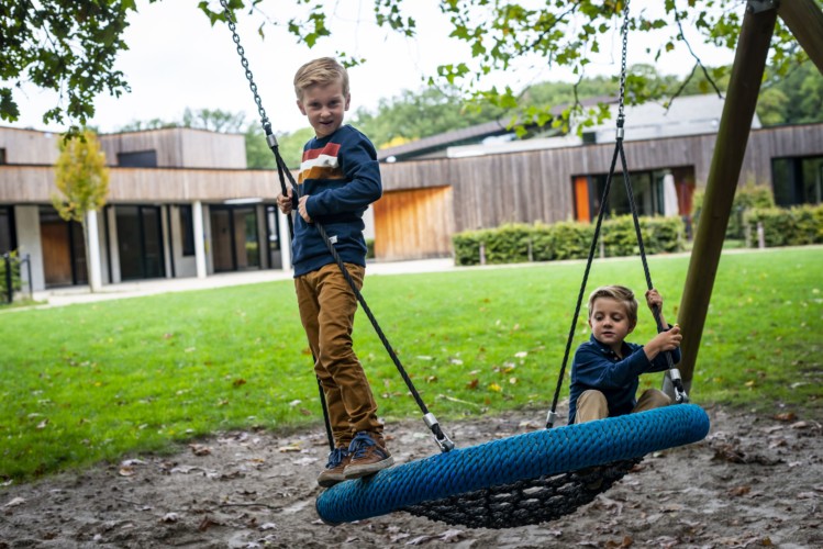 Der Spielplatz am Haus hat sogar eine Nestschaukel.