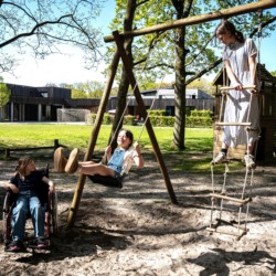 Spielplatz im barrierefreien Gruppenhaus in Belgien für Menschen mit Behinderung in der Nähe von Antwerpen