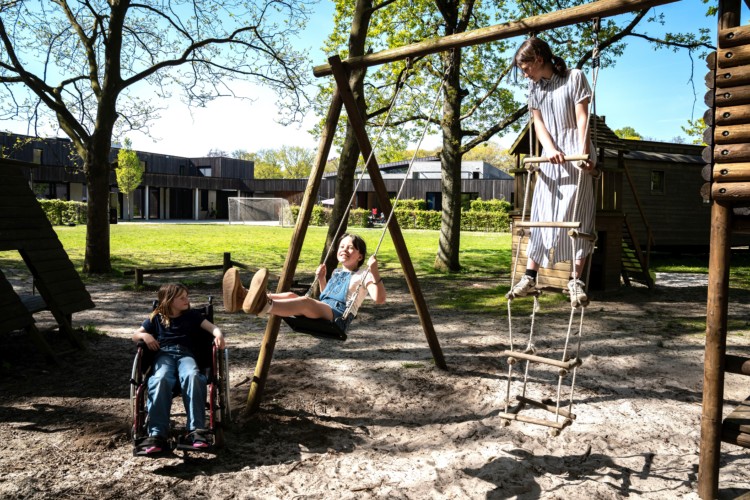 Spielplatz im barrierefreien Gruppenhaus in Belgien für Menschen mit Behinderung in der Nähe von Antwerpen